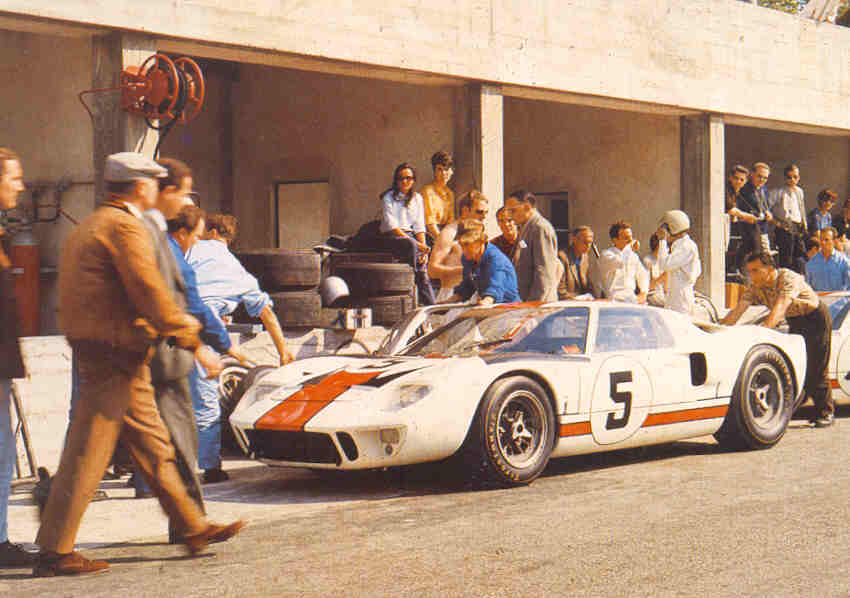 74987-66moz05z Gregory-Whitmore Ford GT40.jpg