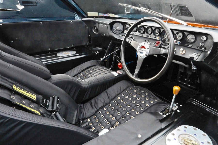 Ford-GT40-1966-cockpit-900x600.jpeg