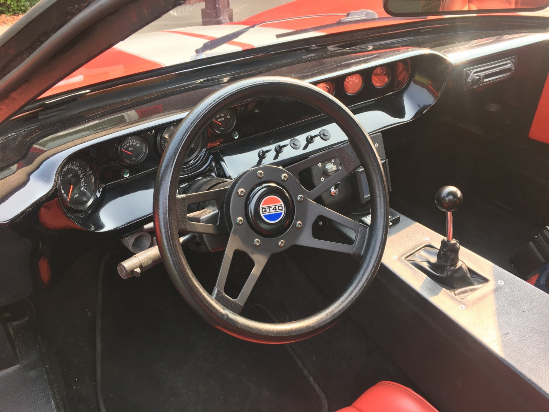 V8archie GT40 horn button and dash.jpg